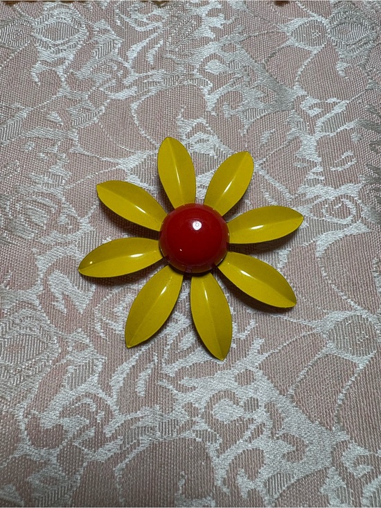 Source Unknown Jewelry - SOLD - Vintage Yellow Daisy Retro Floral Brooch in Yellow and Red